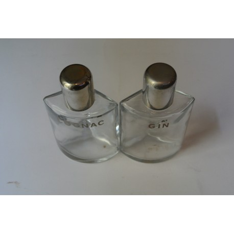 PEQUEÑAS PETACAS DE CRISTAL CON EL NOMBRE DEL LICOR GRABADO