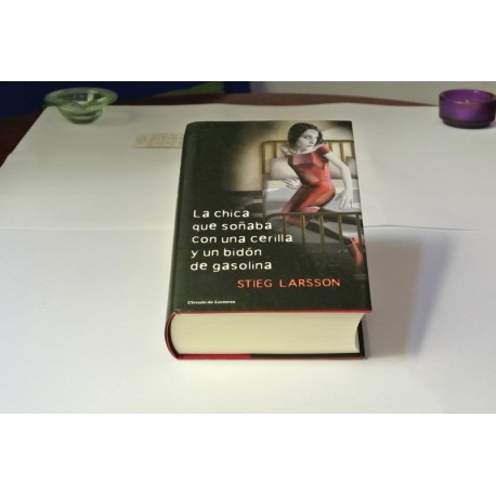 LA CHICA QUE SOÑABA CON UNA CERILLA Y UN BIDÓN DE GASOLINA